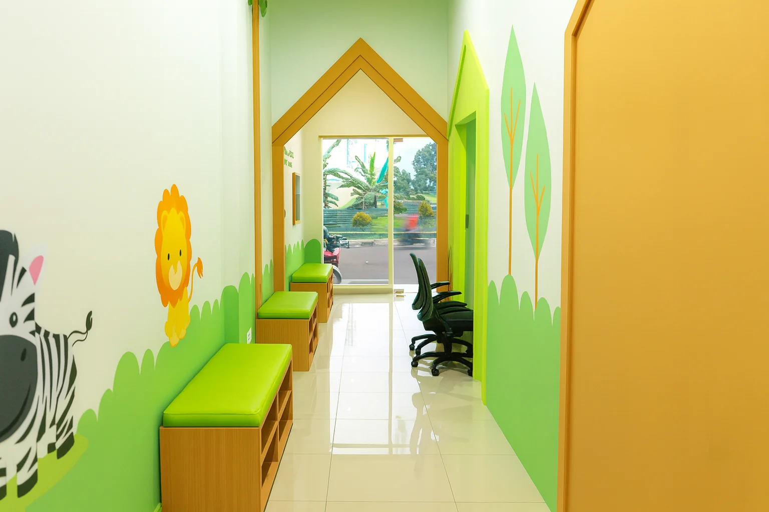 Ruang tunggu Tiny Steps Clinic yang nyaman untuk Si Kecil